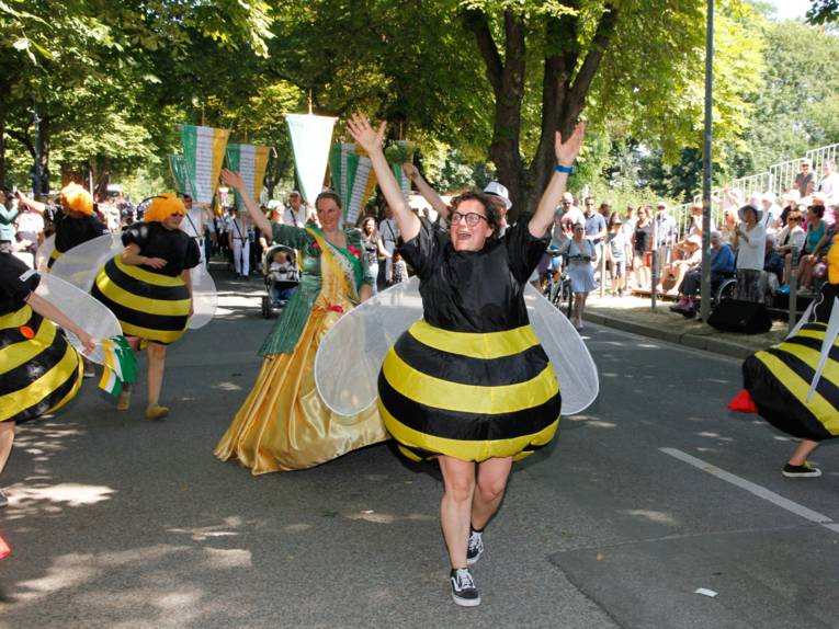 Menschen bei einem Festumzug.